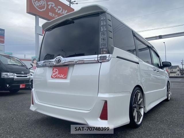 Toyota VOXY 2015-05 213373-7