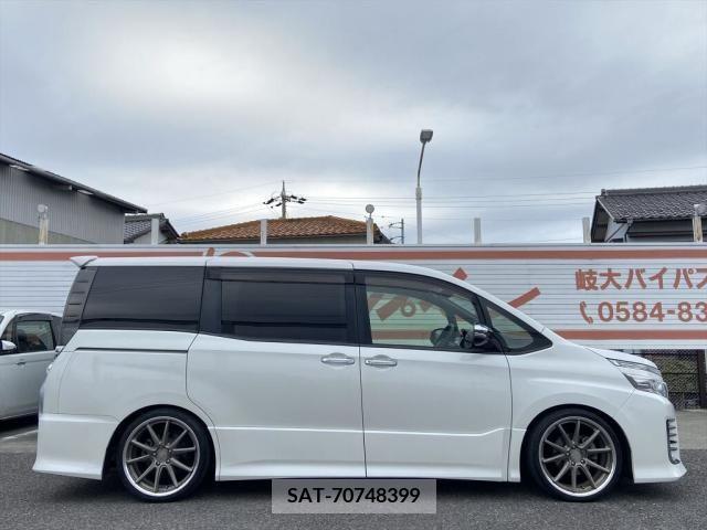 Toyota VOXY 2015-05 213373-3