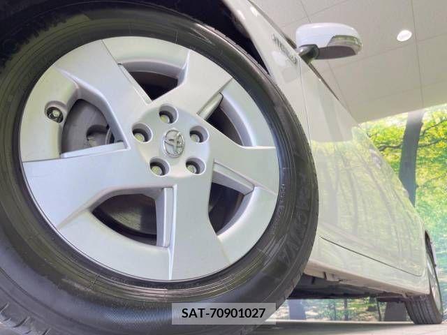 Toyota PRIUS 2011-01 379089-13