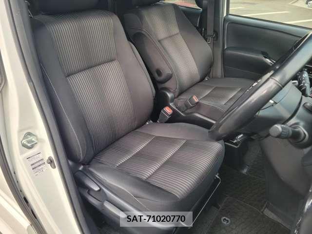 Toyota NOAH 2017-10 216165-7