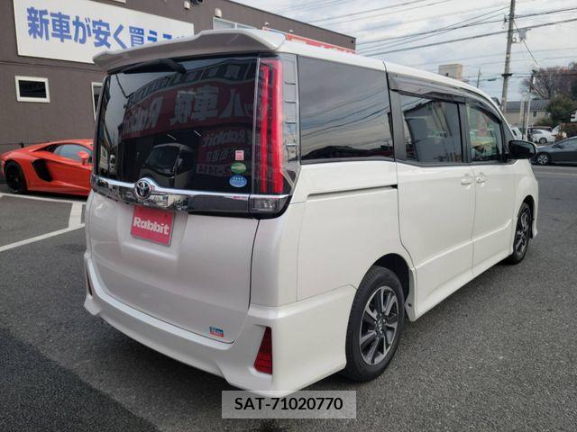 Toyota NOAH 2017-10 216165-1