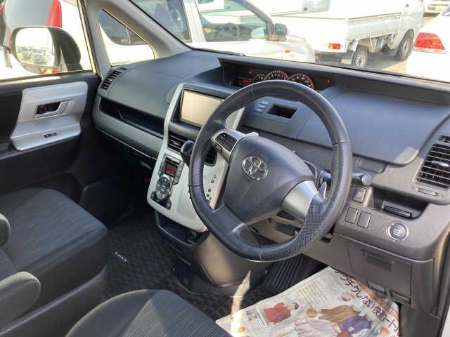Toyota NOAH 2013-03 189639-1
