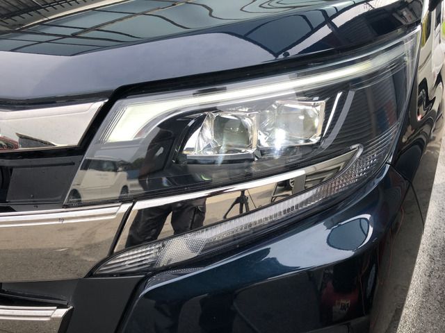 Toyota NOAH 2017-07 8198-18