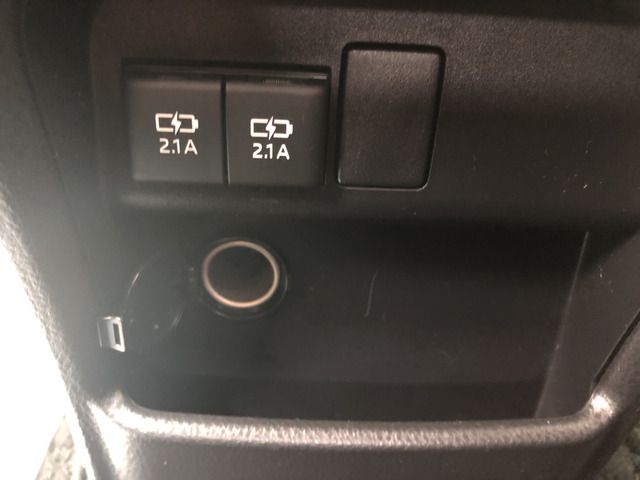 Toyota NOAH 2017-07 8198-6