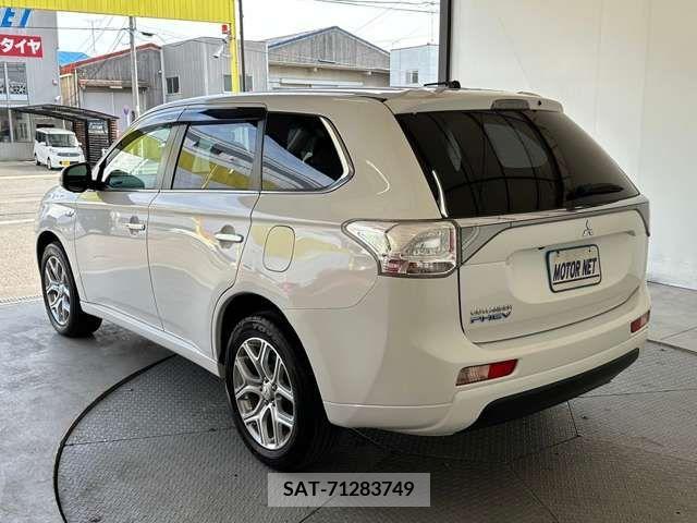 Mitsubishi OUTLANDER PHEV 2013-11 281117-10