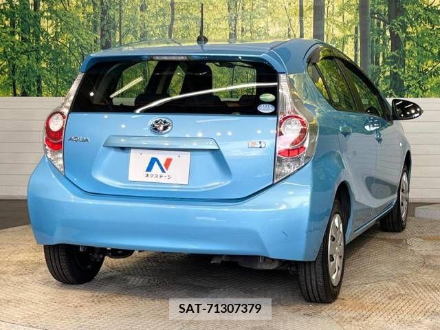 Toyota AQUA 2013-09 389269-17