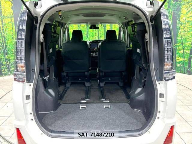 Toyota VOXY 2017-07 245635-11