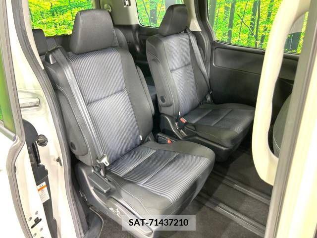 Toyota VOXY 2017-07 245635-9
