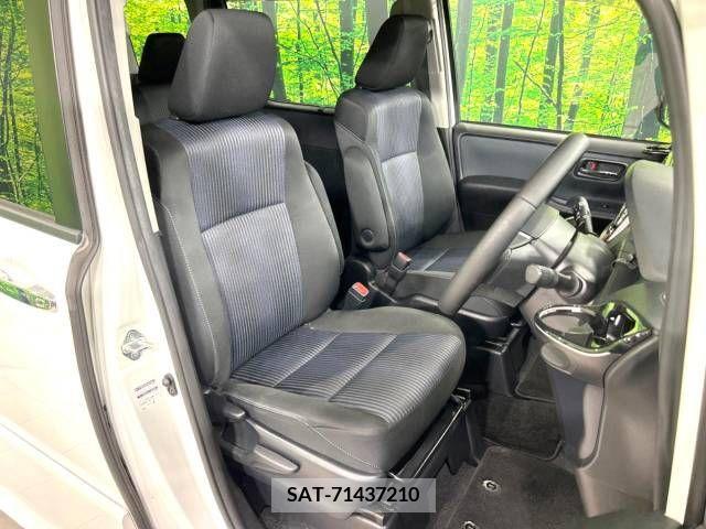 Toyota VOXY 2017-07 245635-8