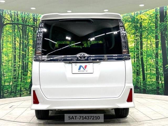 Toyota VOXY 2017-07 245635-16