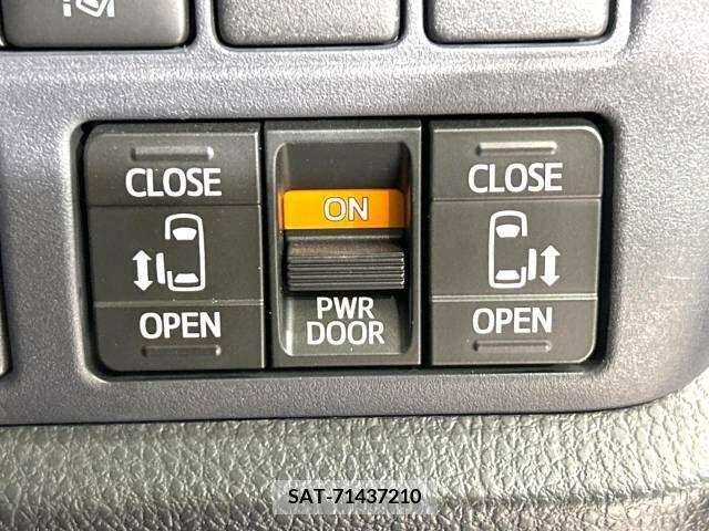 Toyota VOXY 2017-07 245635-2