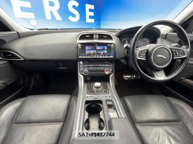 Jaguar XE 2018-03 219959-1