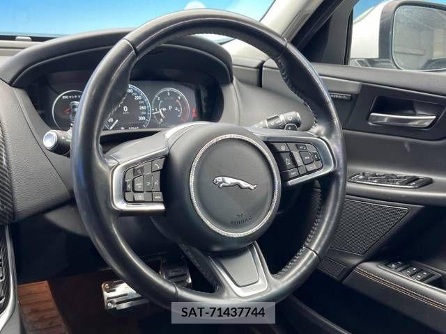 Jaguar XE 2018-03 219959-10