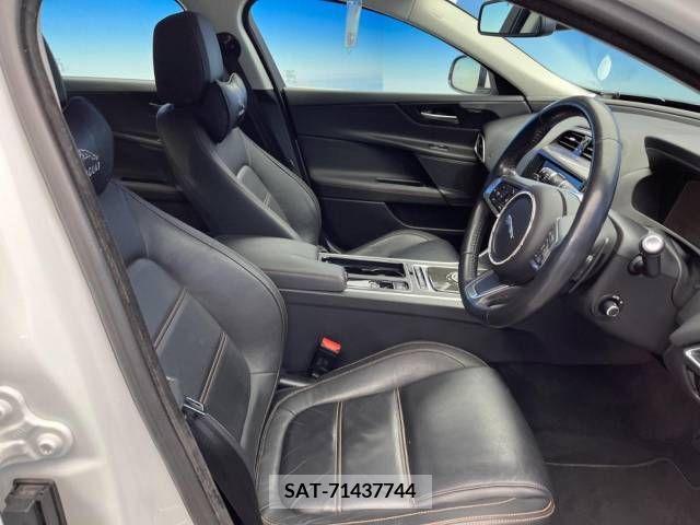 Jaguar XE 2018-03 219959-8