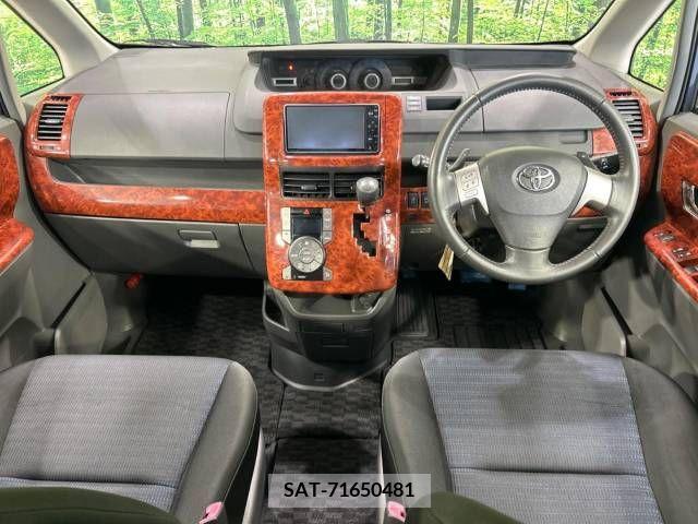 Toyota VOXY 2009-10 370384-1