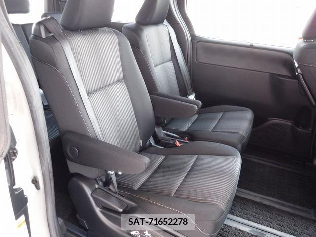 Toyota NOAH 2018-06 216242-11