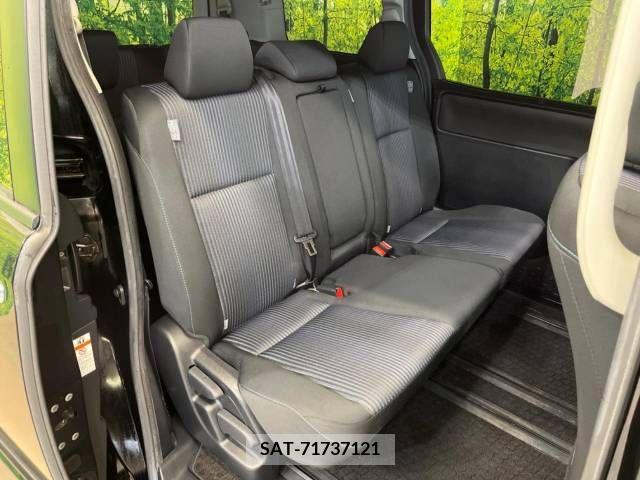 Toyota VOXY 2015-10 236948-9