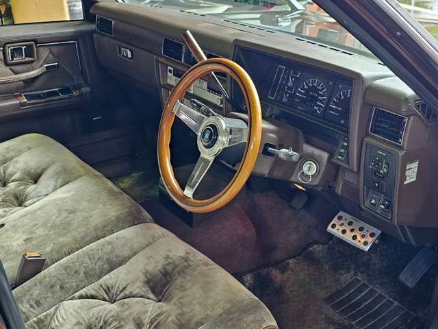 Nissan CEDRIC SEDAN 1986-04 3956-5