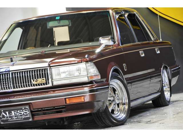 Nissan CEDRIC SEDAN 1986-04 3956-1
