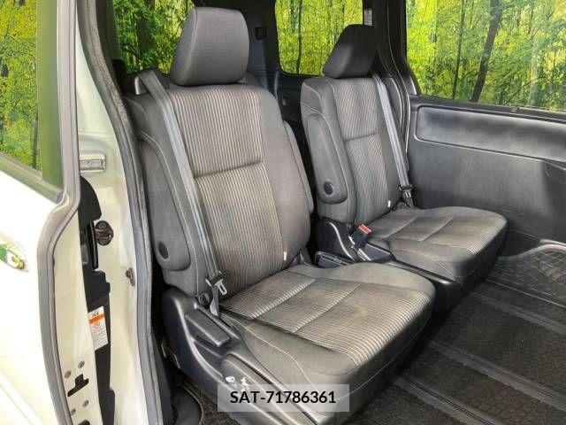 Toyota VOXY 2017-09 223754-8