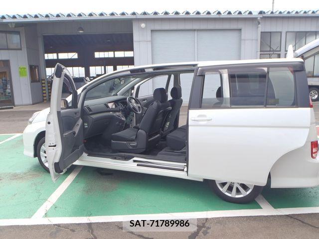 Toyota ISIS 2009-04 396927-5