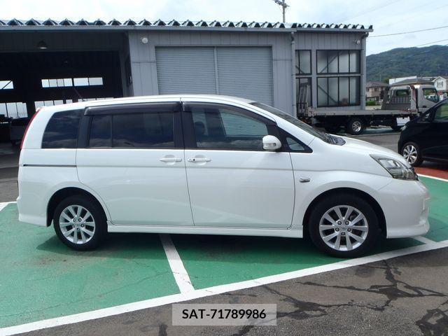 Toyota ISIS 2009-04 396927-3