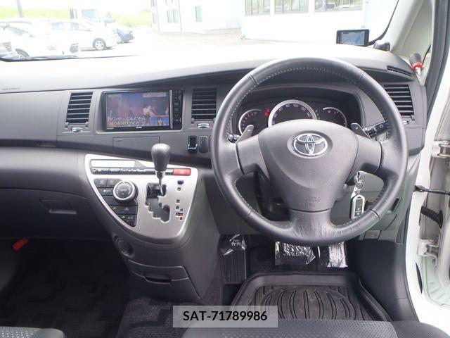 Toyota ISIS 2009-04 396927-1