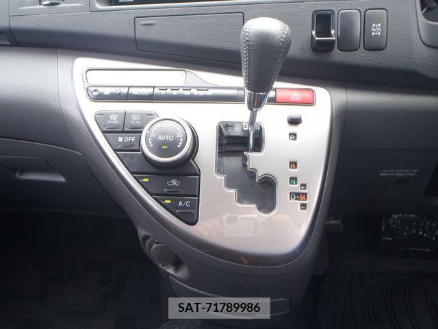 Toyota ISIS 2009-04 396927-17