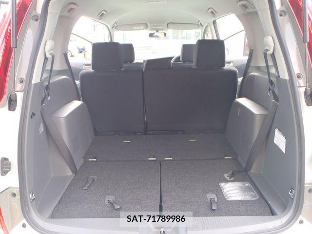Toyota ISIS 2009-04 396927-14