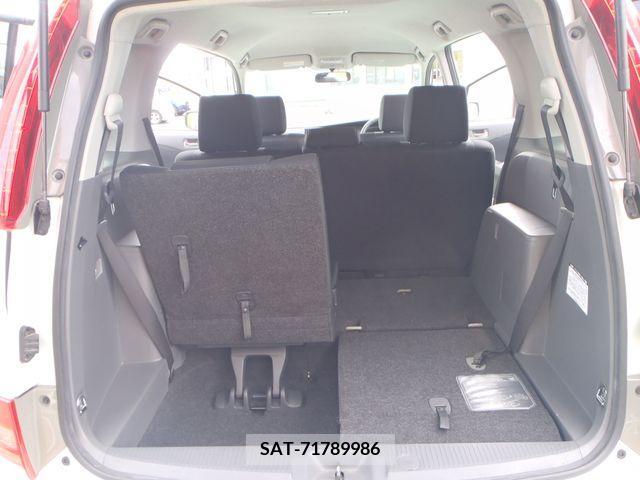 Toyota ISIS 2009-04 396927-13