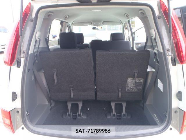 Toyota ISIS 2009-04 396927-12