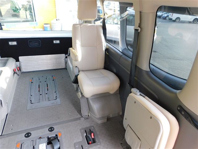 Nissan NV350 Caravan 2018-04 182840-27