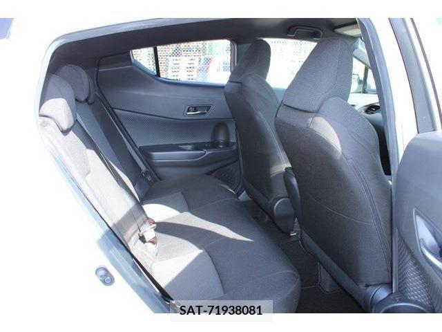 Toyota C-HR 2017-08 264067-13