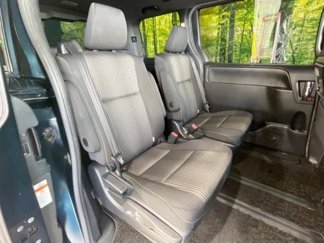 Toyota VOXY HYBRID 2018-11 12573-9