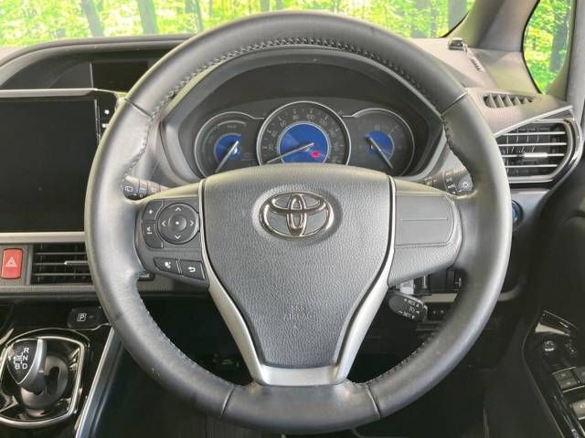 Toyota VOXY HYBRID 2018-11 12573-12