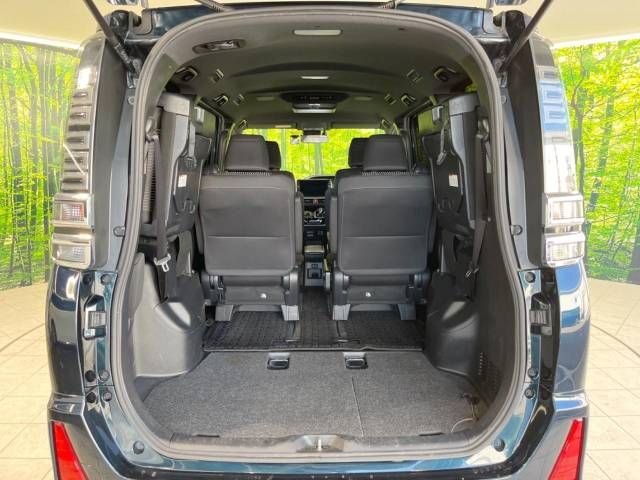 Toyota VOXY HYBRID 2018-11 12573-11