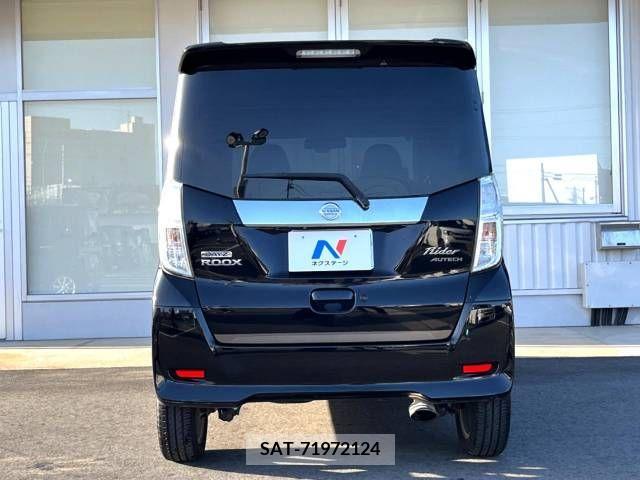 Nissan ROOX 2015-03 323771-10