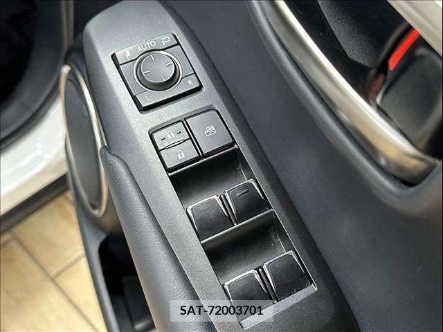 Lexus NX 2018-01 300550-15