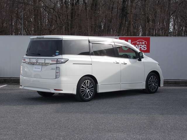 Nissan ELGRAND 2014-02 778-1