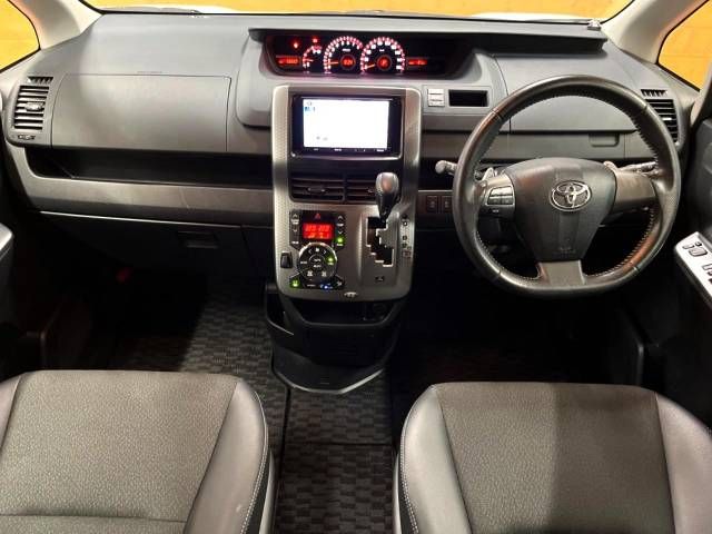 Toyota VOXY 2013-06 20328-1