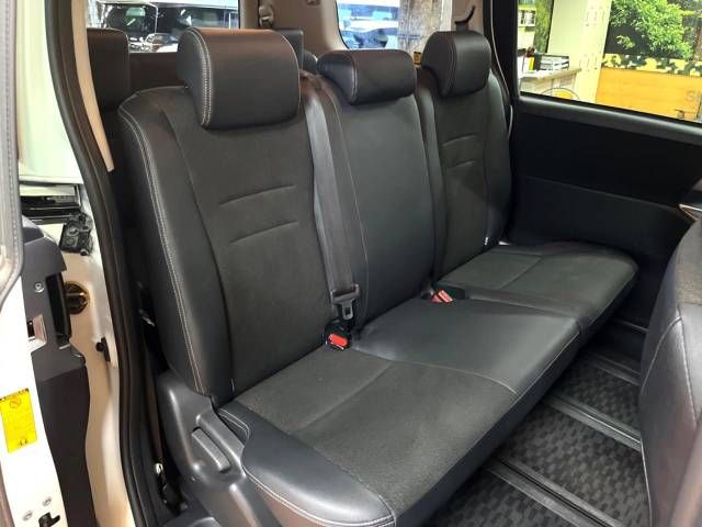 Toyota VOXY 2013-06 20328-9