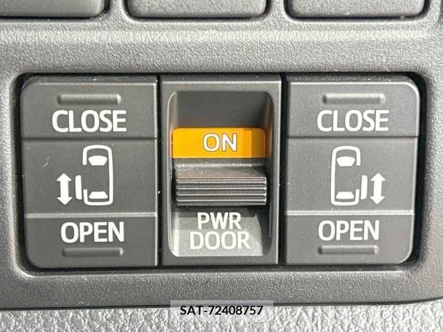 Toyota VOXY 2017-08 225088-6
