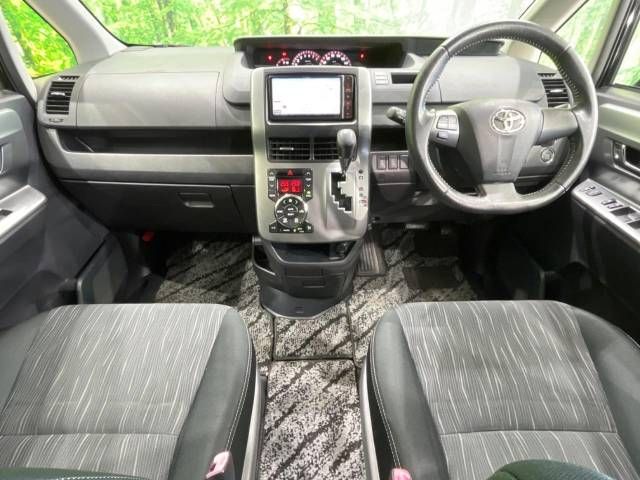 Toyota VOXY 2012-03 185374-1