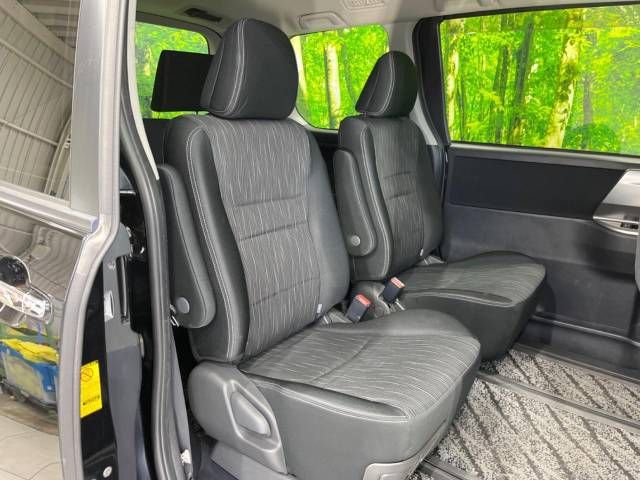 Toyota VOXY 2012-03 185374-8