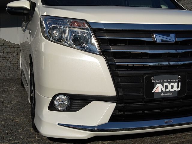 Toyota NOAH HYBRID 2017-01 11454-5