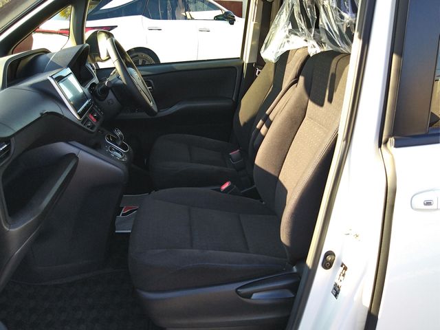 Toyota NOAH HYBRID 2017-01 11454-19