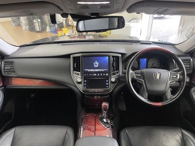 Toyota CROWN MAJESTA 2016-10 193605-18