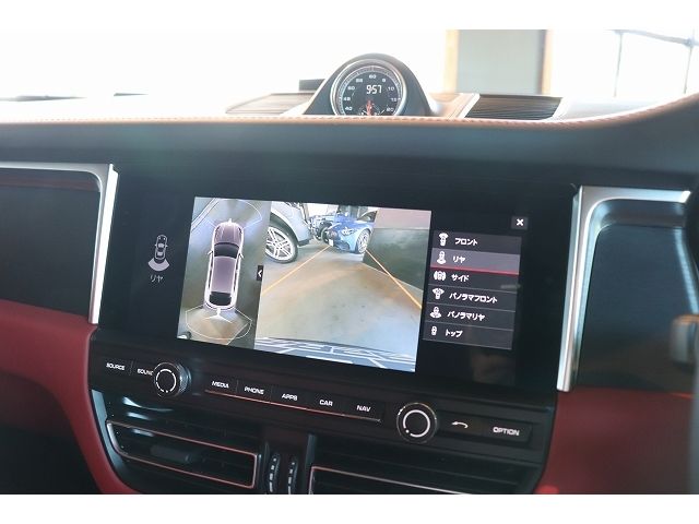 Porsche MACAN 2021-05 17494-24