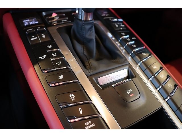Porsche MACAN 2021-05 17494-13