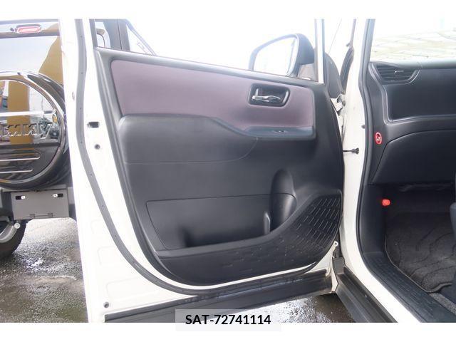 Toyota VOXY 2016-06 321489-19